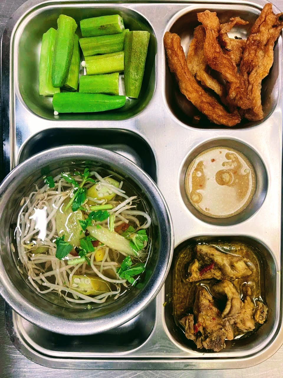 Cách Đảm Bảo Suất Ăn Công Nghiệp Luôn Đồng Đều