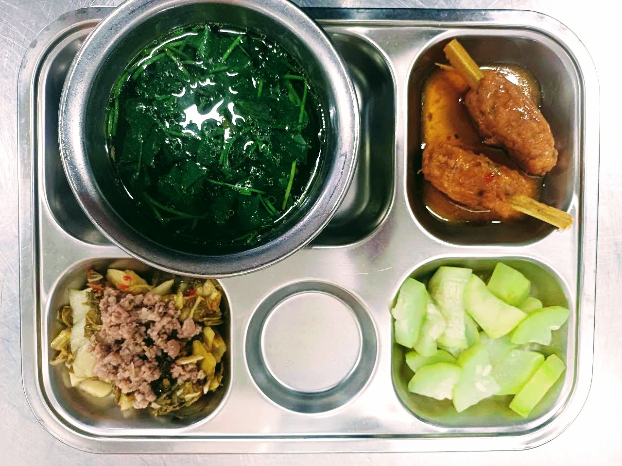 Cách Đảm Bảo Suất Ăn Công Nghiệp Luôn Đồng Đều