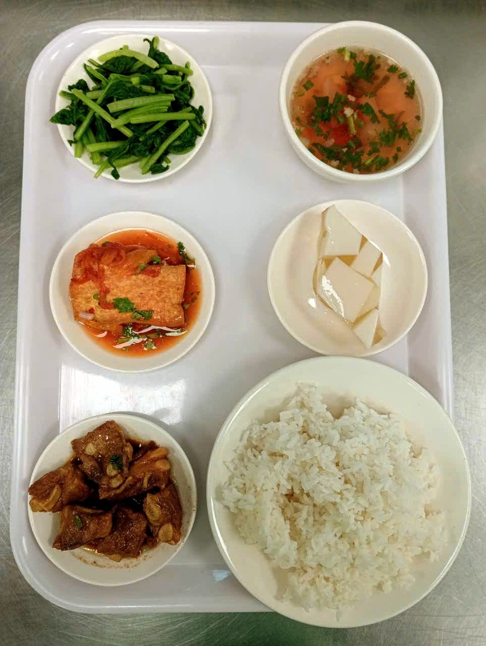 Suất Ăn Công Nghiệp – Bếp Nấu Tại Chỗ Trường Học TP. HCM