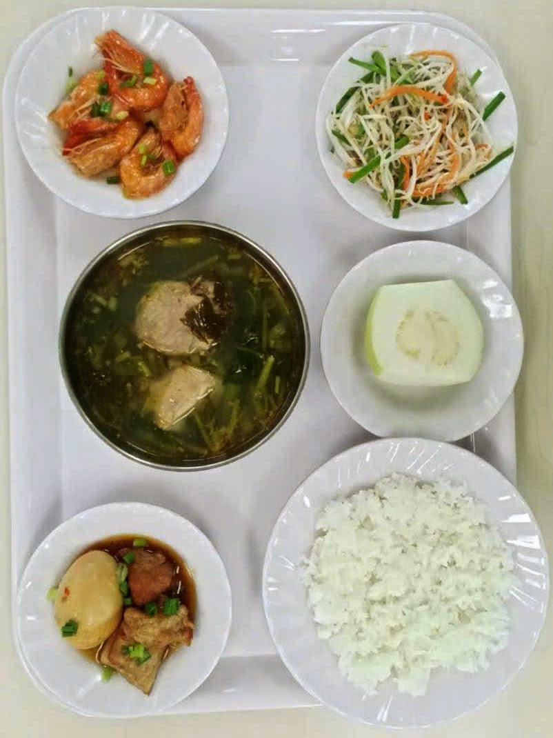 Suất ăn công nghiệp là gì? Thực đơn & Báo giá